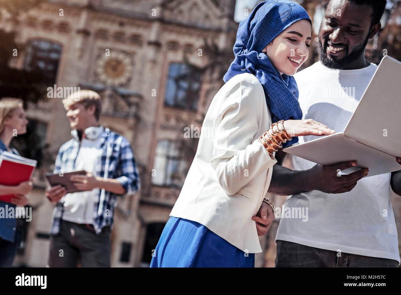 Felice giovane donna utilizzando il touchpad Foto Stock