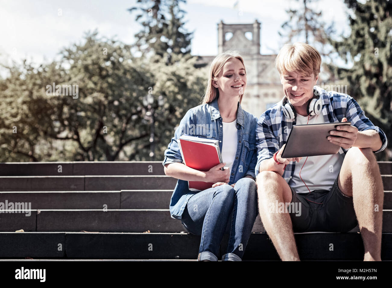 Positivo giovane uomo che mostra una foto Foto Stock