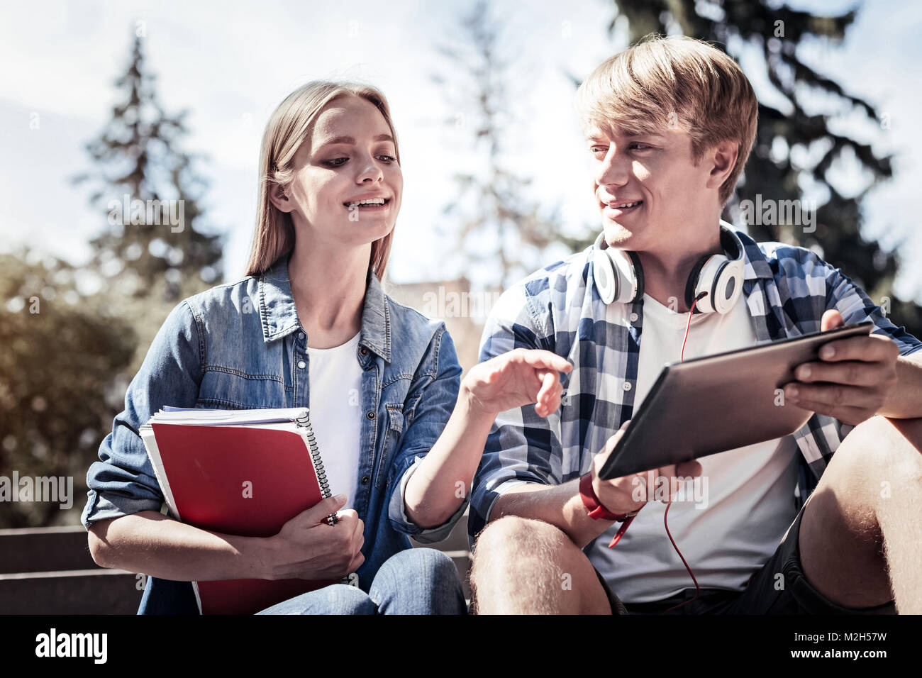 Smart donna attraente puntando verso il tablet Foto Stock