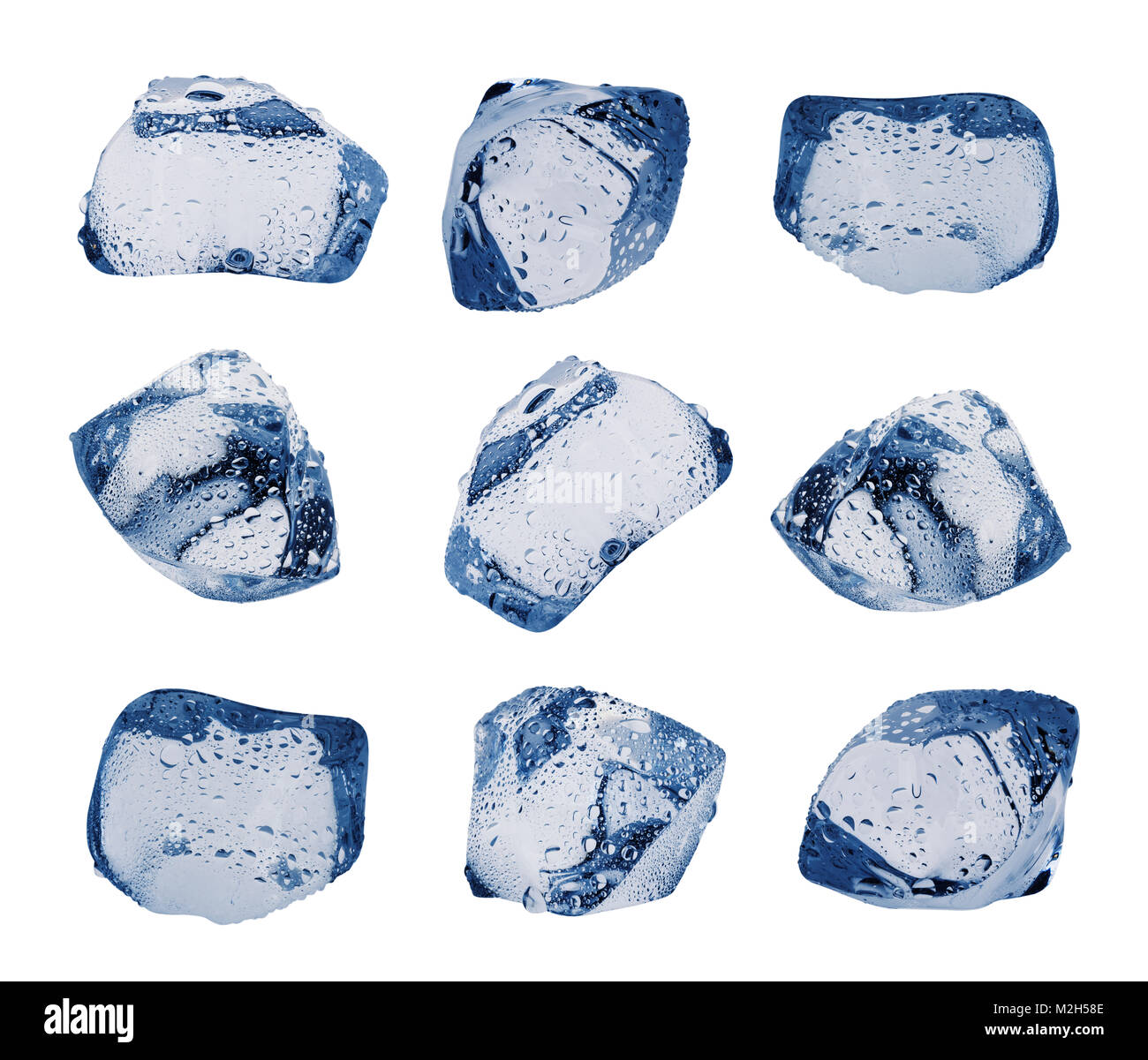 Grande varietà di cubetti di ghiaccio con goccioline isolati su sfondo bianco. Set. Viraggio in blu. Foto Stock