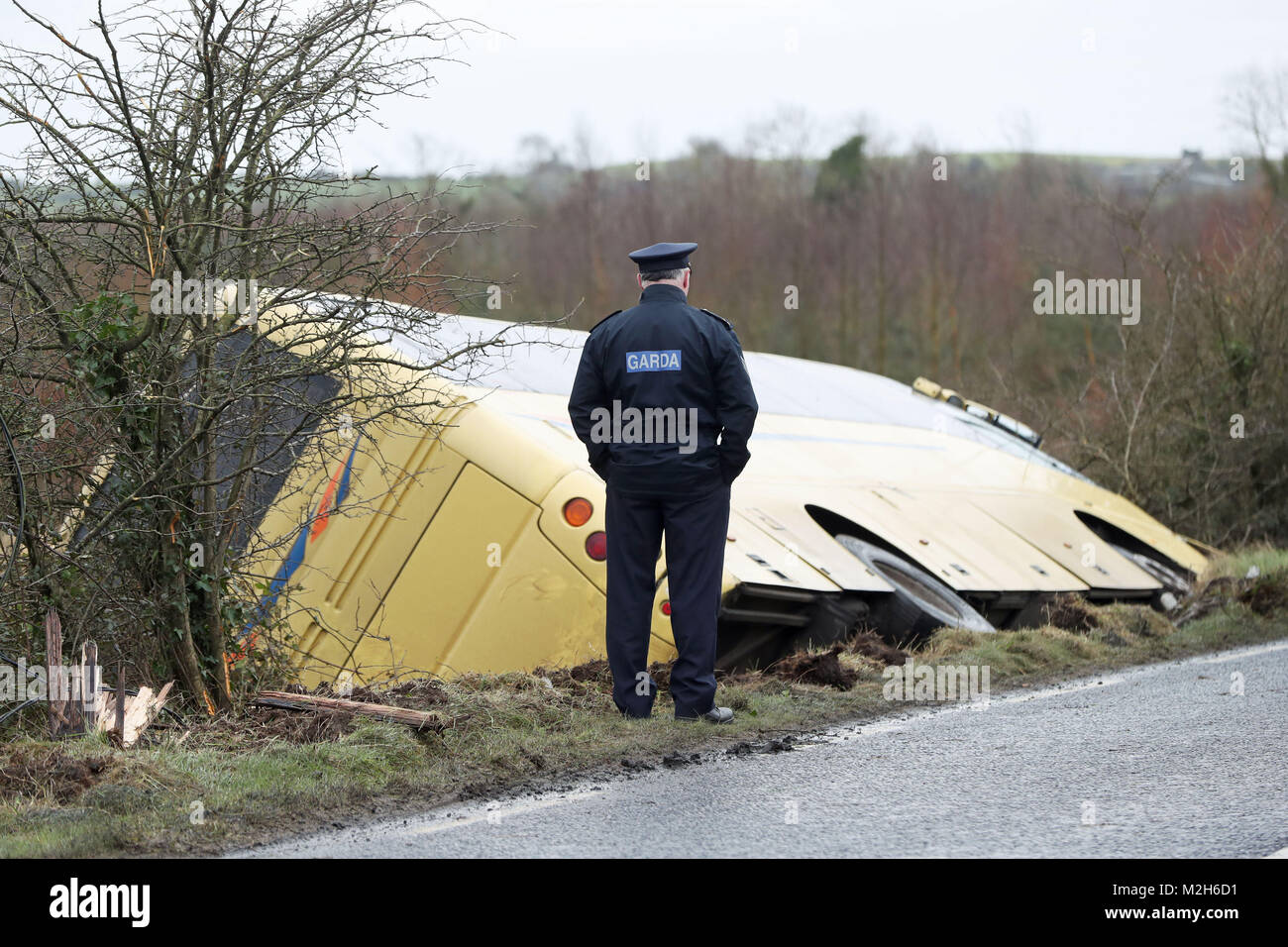 Garda alla scena in cui una scuola bus si è schiantato in Caherconlish, co limerick, a circa 8.50am mercoledì. Foto Stock