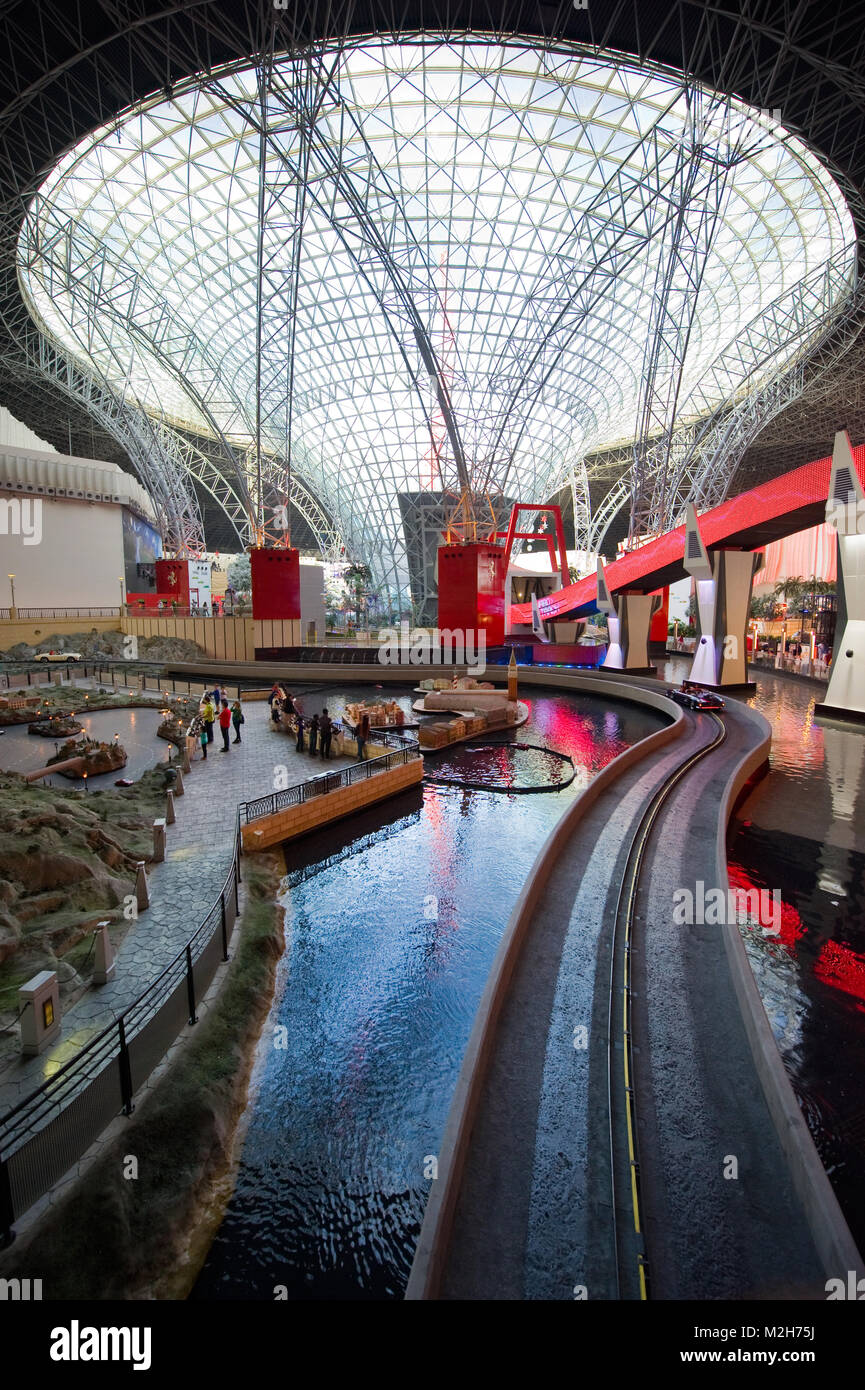 ABU DHABI, Emirati Arabi Uniti - 03 GEN 2018: interno del parco dei divertimenti interno Ferrari World. È la prima Ferrari con marchio parco a tema e ha th Foto Stock