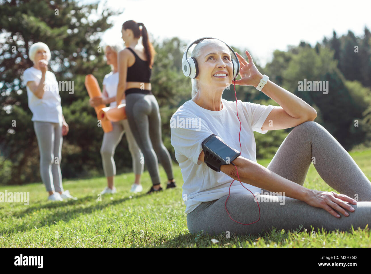 Piacevole senior donna prendendo il suo smartphone Foto Stock