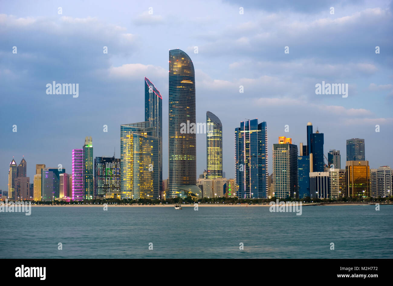 Skyline di Abu Dhabi all'inizio del crepuscolo Foto Stock