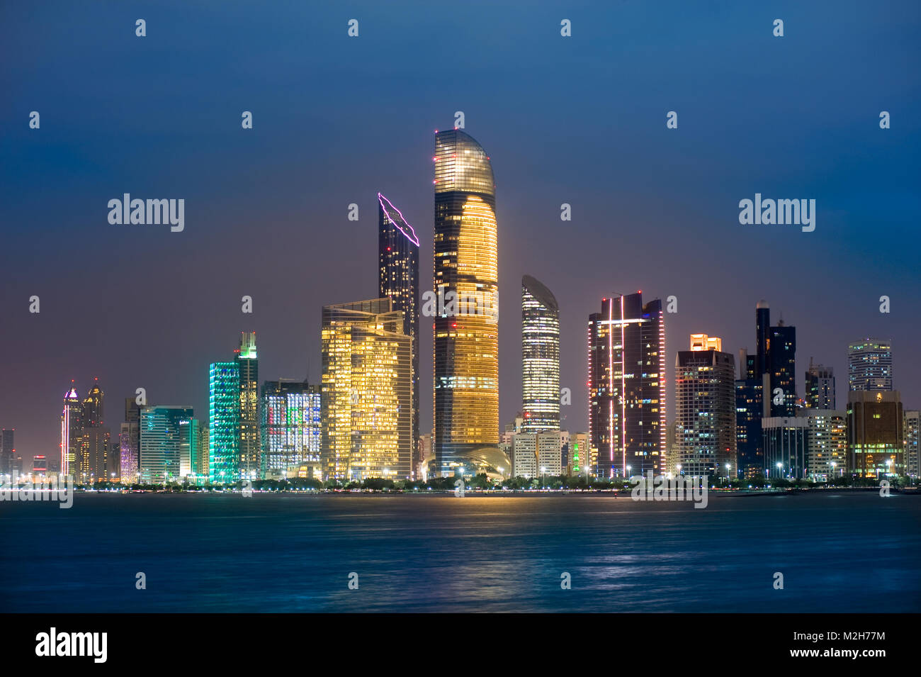 Skyline di Abu Dhabi nel crepuscolo Foto Stock