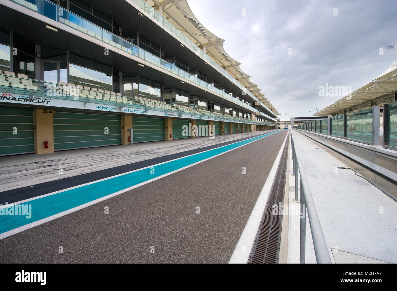 ABU DHABI, Emirati Arabi Uniti - 04 GEN 2018: pit lane di Yasmina il circuito di Abu Dhabi. Foto Stock