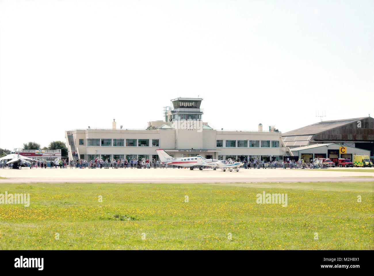 Il traffico aereo e torre di controllo terminale principale edificio, Shoreham Airport, Shoreham -by-Mare, West Sussex, in Inghilterra. Foto Stock