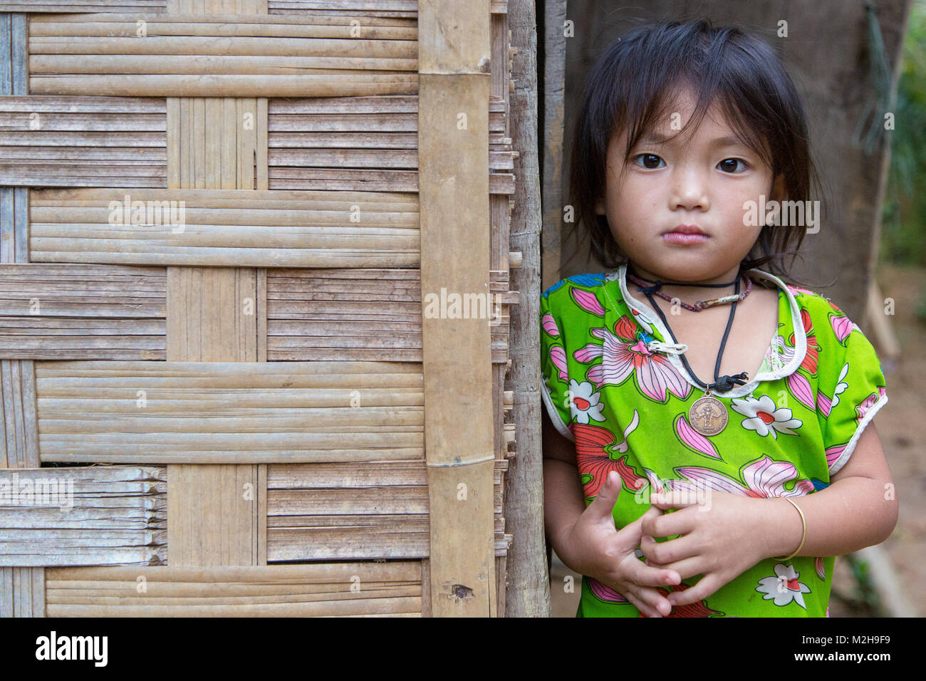Una giovane ragazza lao in Ban Hat Sa Village, Nord del Laos, sud-est asiatico Foto Stock