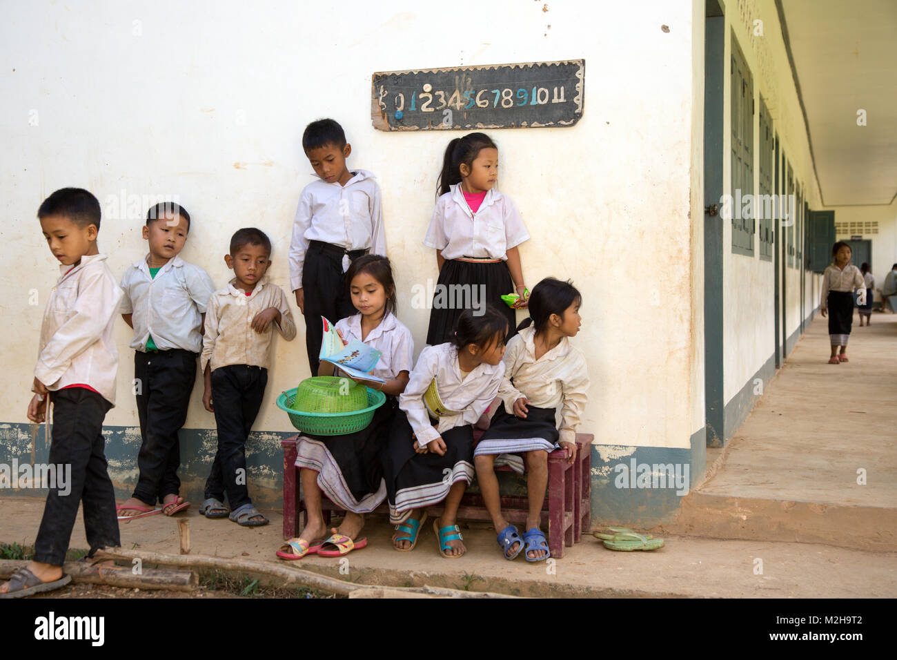 Gli alunni di una scuola Break in Bat Hat Sa Village, Nord del Laos, sud-est asiatico Foto Stock