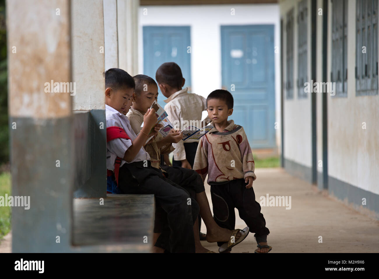 I ragazzi a scuola break in Ban Hat Sa Village, Nord del Laos, sud-est asiatico Foto Stock