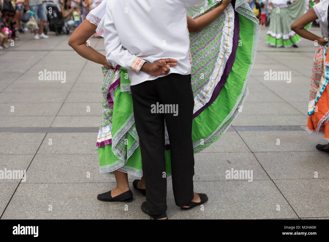 Colombiano di danza folk gruppo con abbigliamento tradizionale Foto Stock