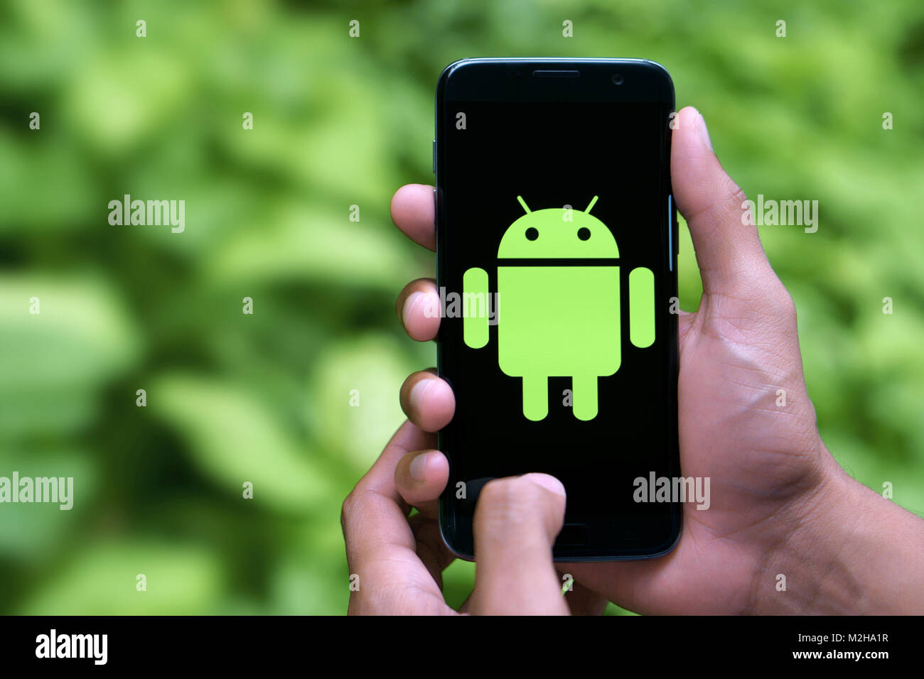 Uomo di contenimento mobile Android con logo Foto Stock