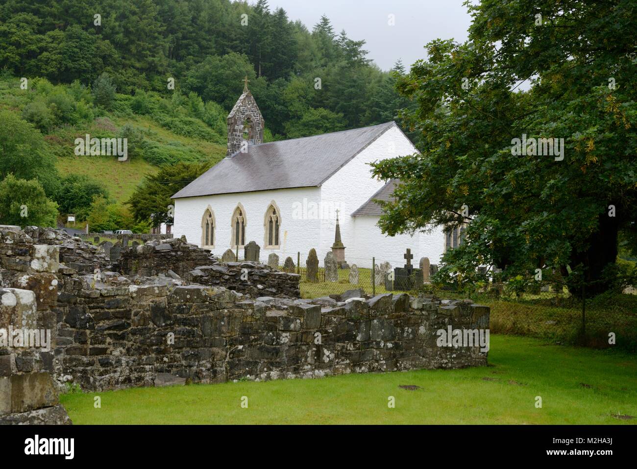 Talyllychau, Talley Abbey resti al fianco di St Michaels chiesa costruita dalla pietra dell'abbazia in rovina nel XVIII secolo, Wales, Regno Unito. Foto Stock