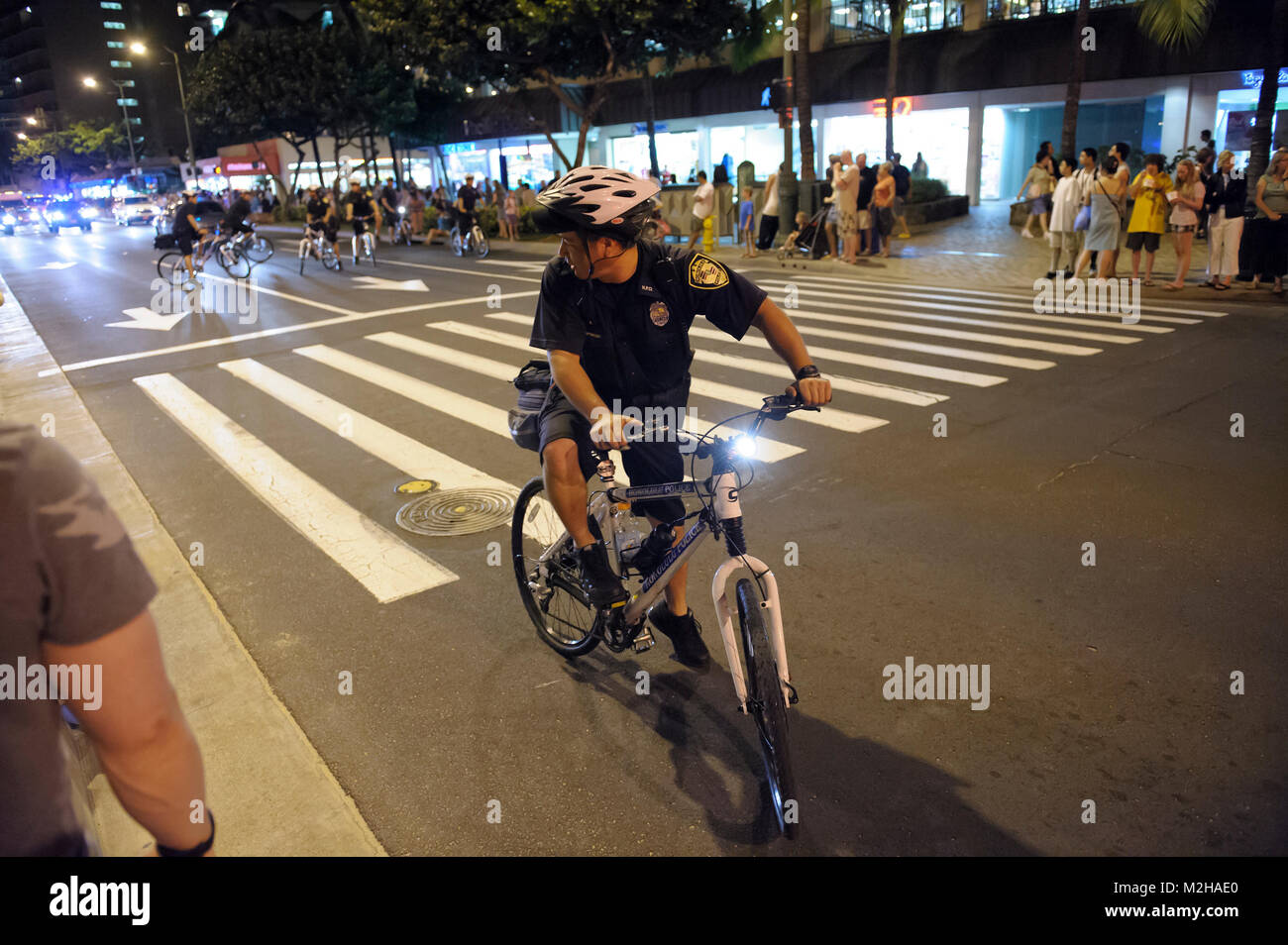 Poliziotto su bici patrol, Waikiki, Honolulu, Hawaii Foto Stock