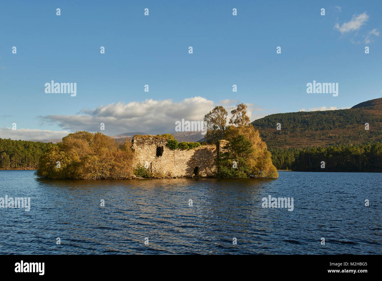 Le rovine di un castello del XIII secolo su un isola in Loch un Eilein, Rothiemurchus foresta, Cairngorms National Park, Scotland, Regno Unito Foto Stock