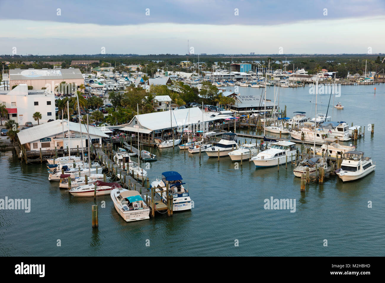 Docks, barche, negozi e ristoranti sul lungomare su San Carlos isola nei pressi di Ft Myers Beach, Florida, Stati Uniti d'America Foto Stock