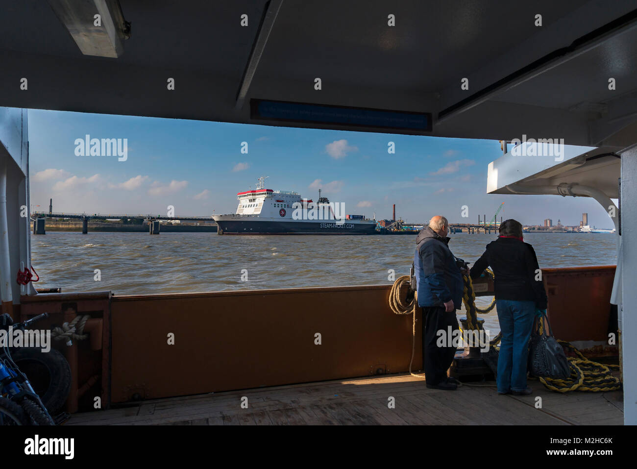 A bordo del traghetto Mersey pix della folla. Foto Stock