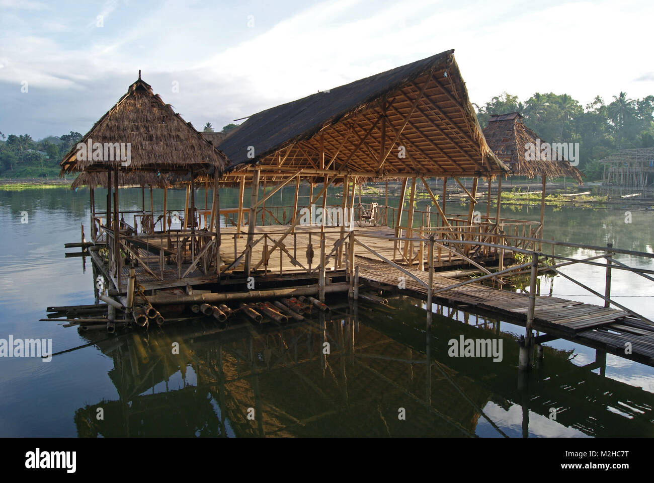Padiglione galleggiante sul Lago Sebu Foto Stock