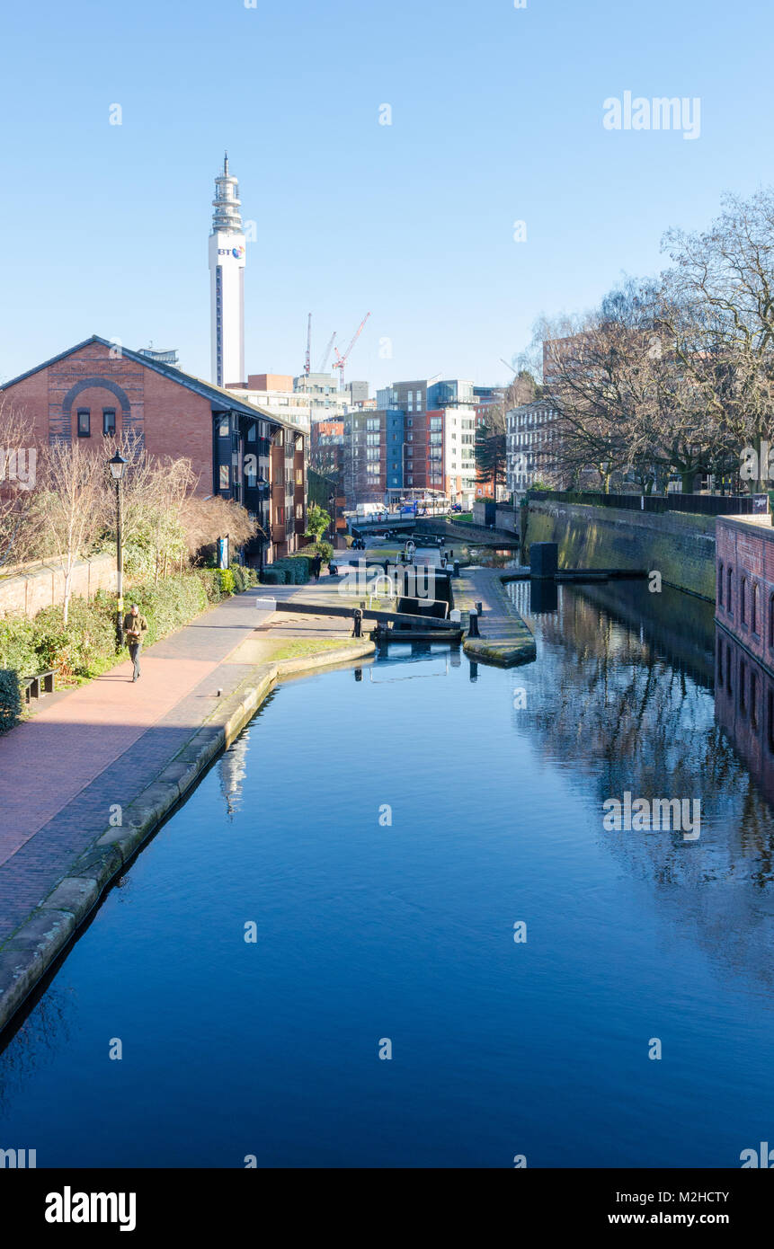 Si blocca al Cambriano Wharf, parte della rete dei canali che corre attraverso il centro di Birmingham, Regno Unito Foto Stock