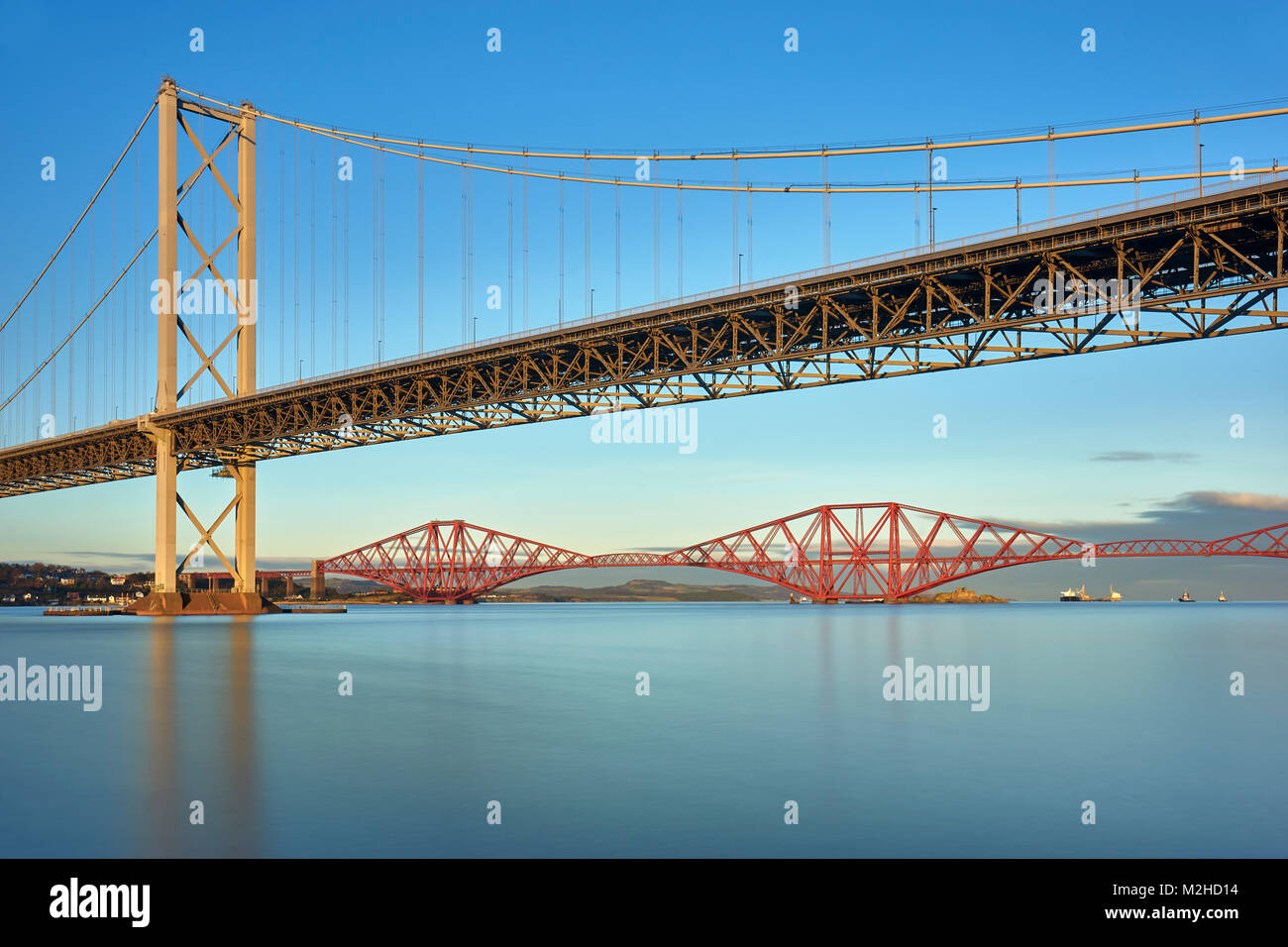 Forth Road Bridge e il Ponte di Forth Rail da Port Edgar, South Queensferry, Edimburgo, Scozia Foto Stock