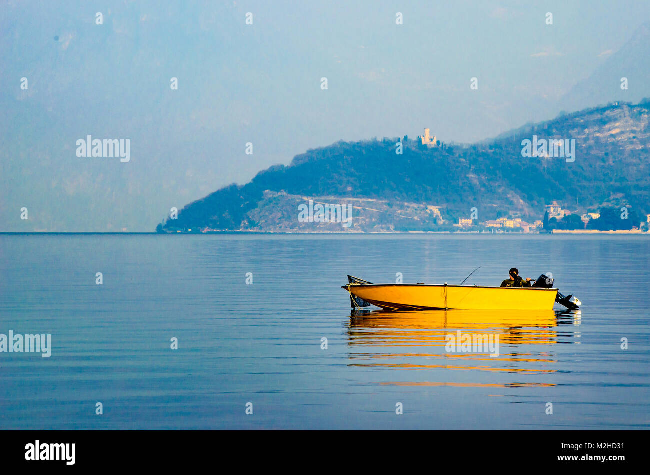 Barca giallo misty acque inverno lago pesca sportiva vacanze Foto Stock