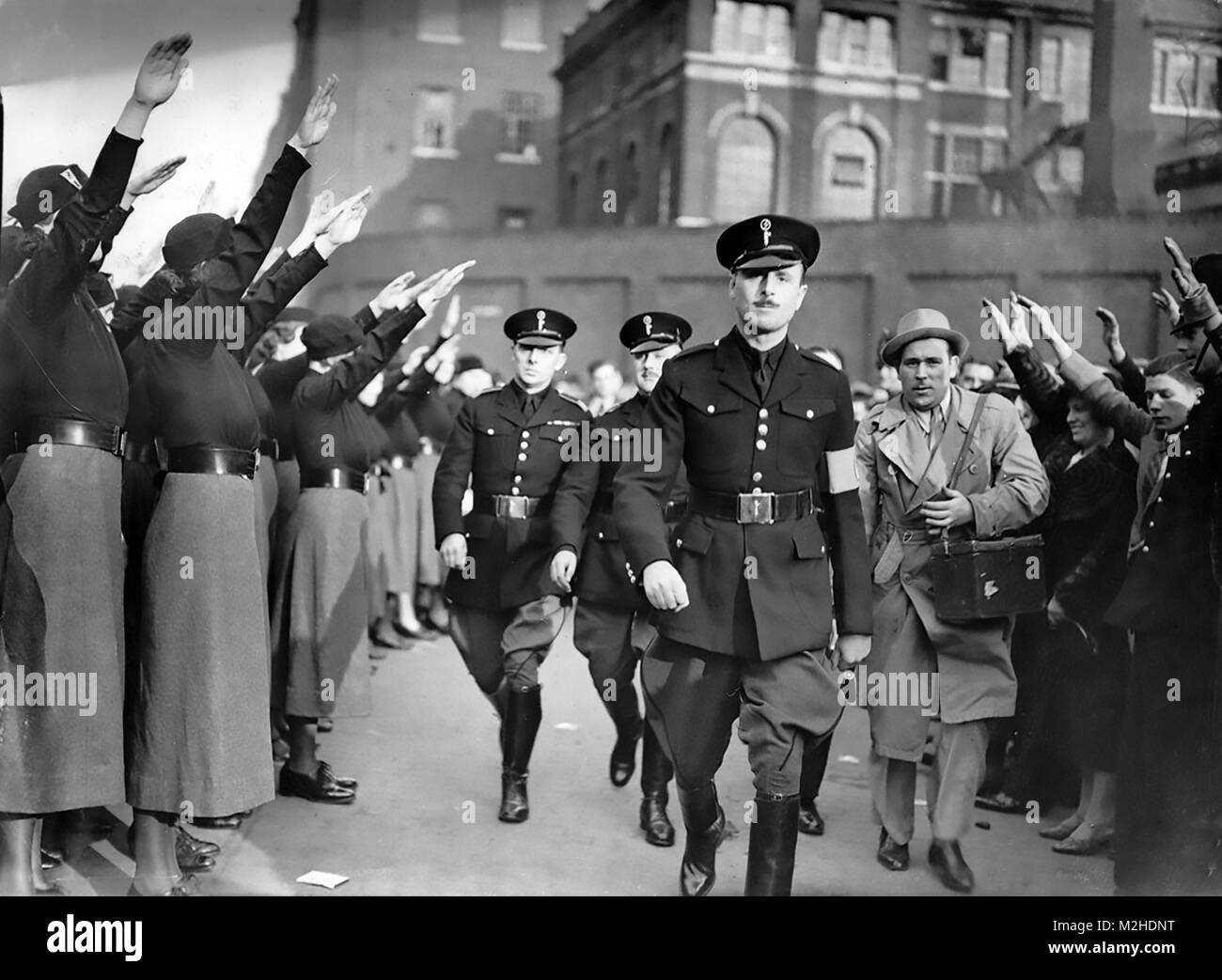 OSWALD MOSELEY (1896-1980) conduce una Unione Britannica dei Fascisti marzo nella zona est di Londra nel 1936 Foto Stock