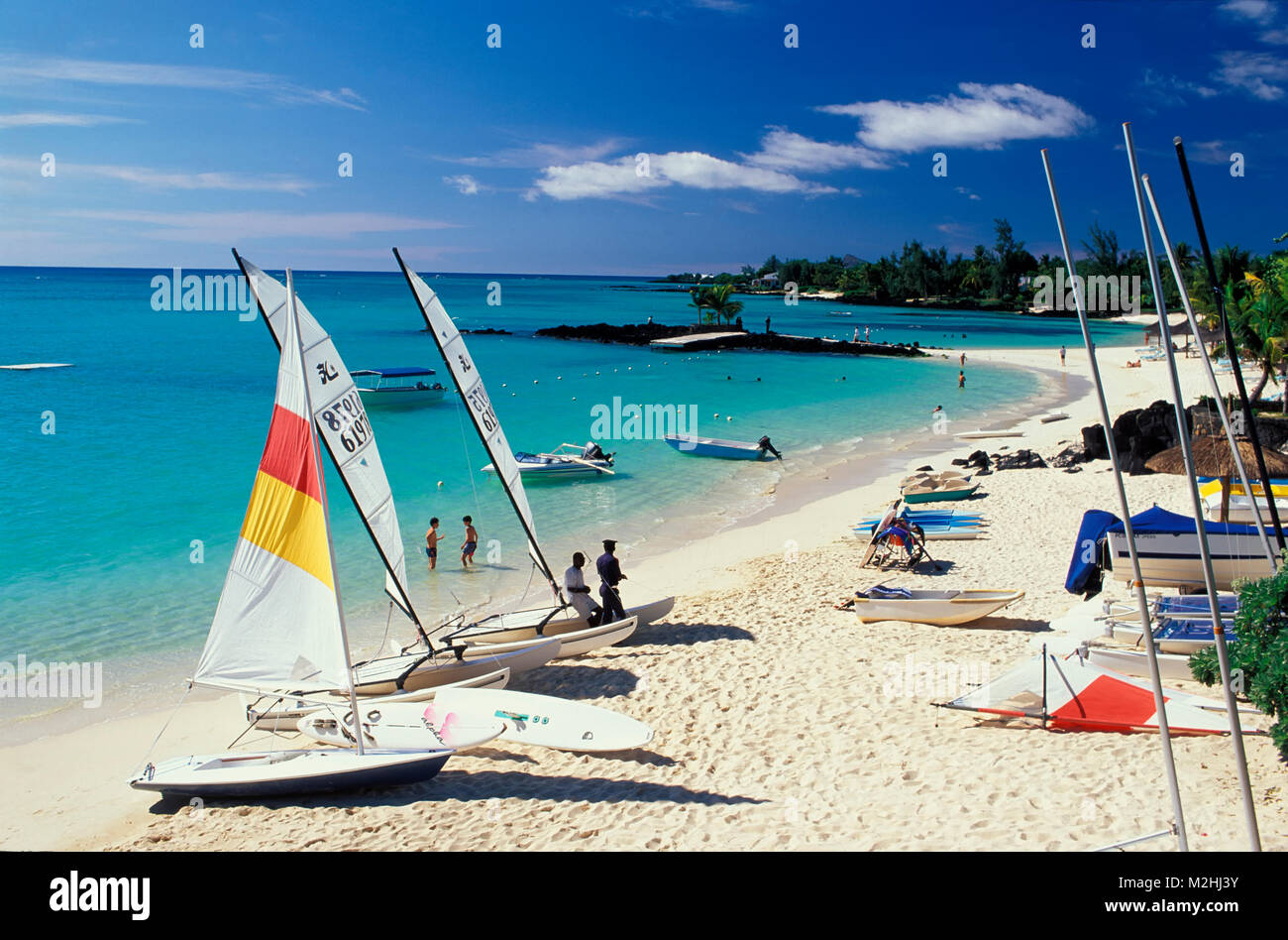 Barche a vela sulla spiaggia di Royal Palm Hotel vicino a Grand Baie, Mauritius, Oceano indiano, Africa Foto Stock