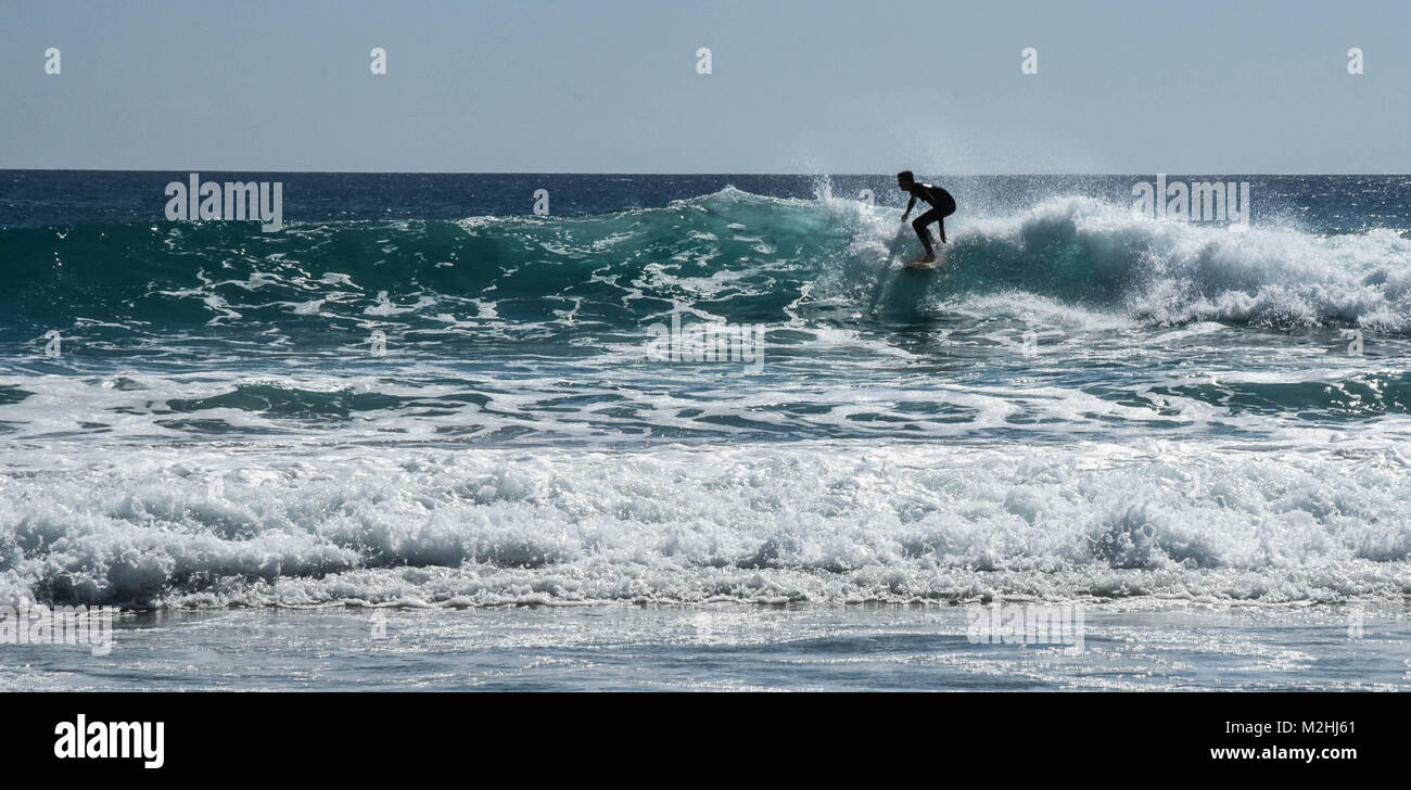 Surfer cattura onde in Nuova Zelanda Foto Stock