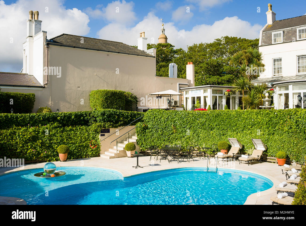 Un invitante piscina nel giardino del vecchio regolatore's Hotel a St Peter Port Guernsey Isole del Canale della Manica UK Foto Stock