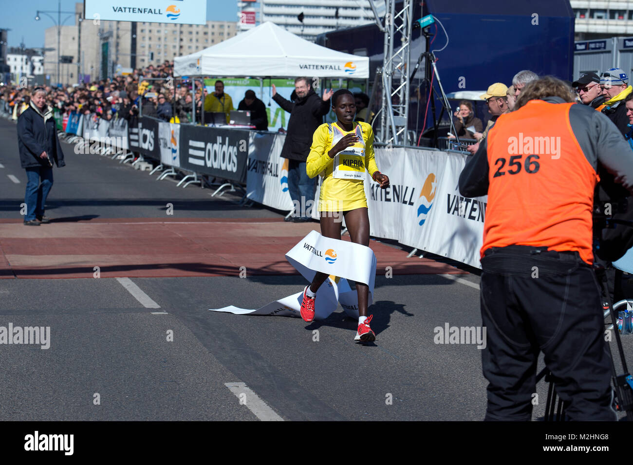 Berlin Half Marathon 2013 con la vittoria nella categoria dei keniani uomo, Jacob Kendagor 59:11 minuti per la prima e seconda Silas Kipruto con 59:31 minuti e la terza per la Victor Kipchirchir con 59:39 minuti Categoria Donne a vincere anche Kenya, 1° Chelea Kiprop (1:07:54), 2 files Ongori (1:08:01) e terza Mai Ito (1:10:00) dal Giappone. Foto Stock