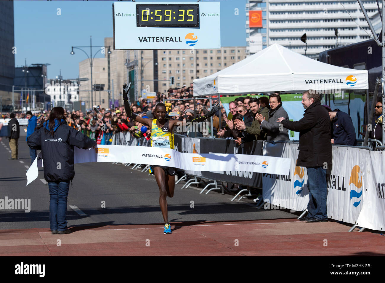 Berlin Half Marathon 2013 con la vittoria nella categoria dell'uomo, Jacob Kendagor 59:11 minuti. Foto Stock