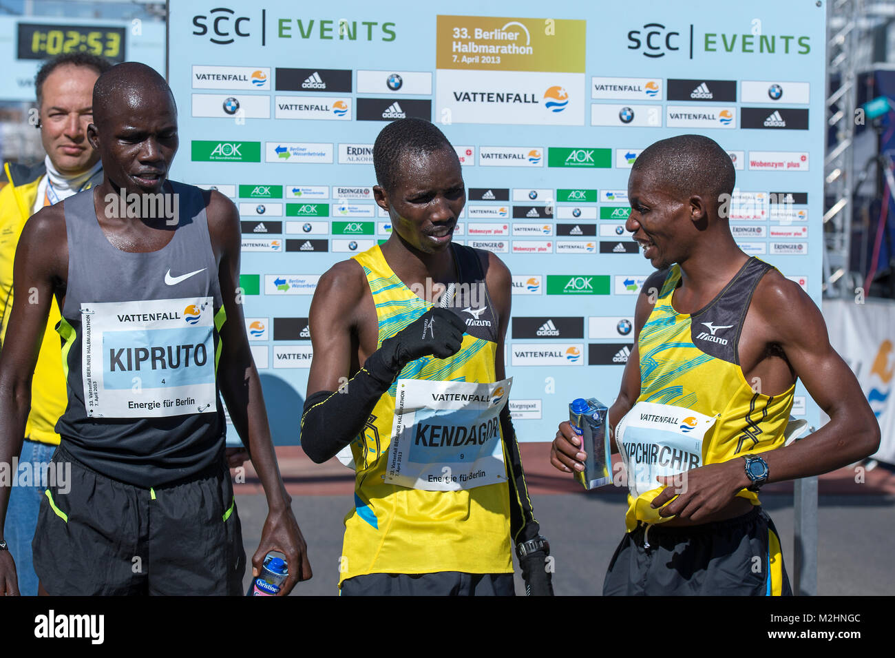 Berlin Half Marathon 2013 con la vittoria nella categoria dei keniani uomo, Jacob Kendagor 59:11 minuti per la prima e seconda Silas Kipruto con 59:31 minuti e la terza per la Victor Kipchirchir con 59:39 minuti . Foto Stock