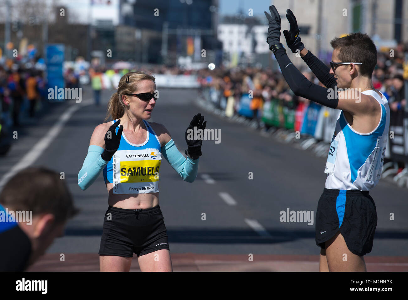Berlin Half Marathon 2013, Samuel Britsh runner nella linea del traguardo. Foto Stock