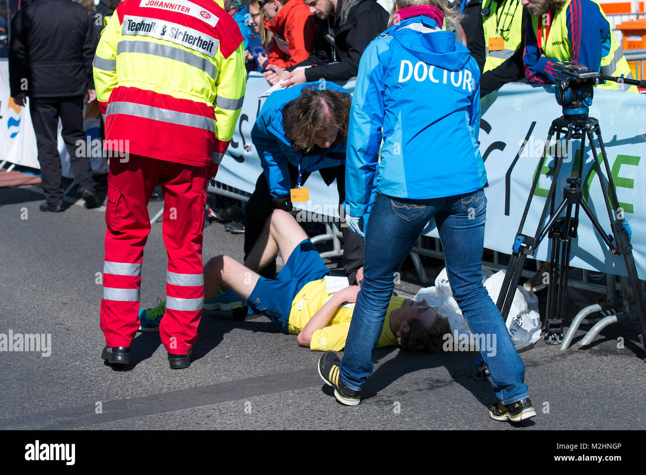 Berlin Half Marathon 2013 , concorrente ricevendo assistenza medico. Foto Stock