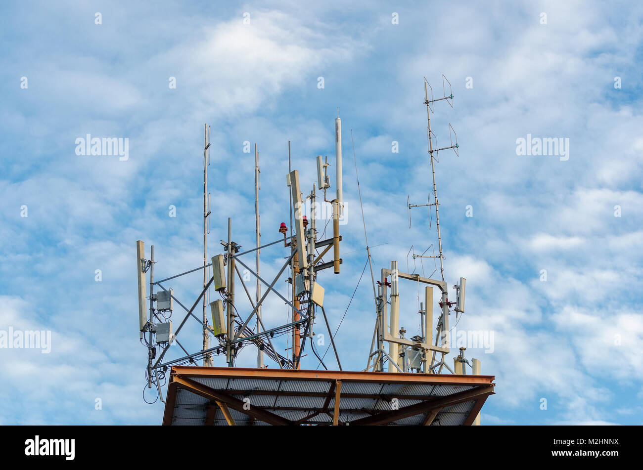 Torre di telecomunicazioni antenna nel cielo chiaro Foto Stock