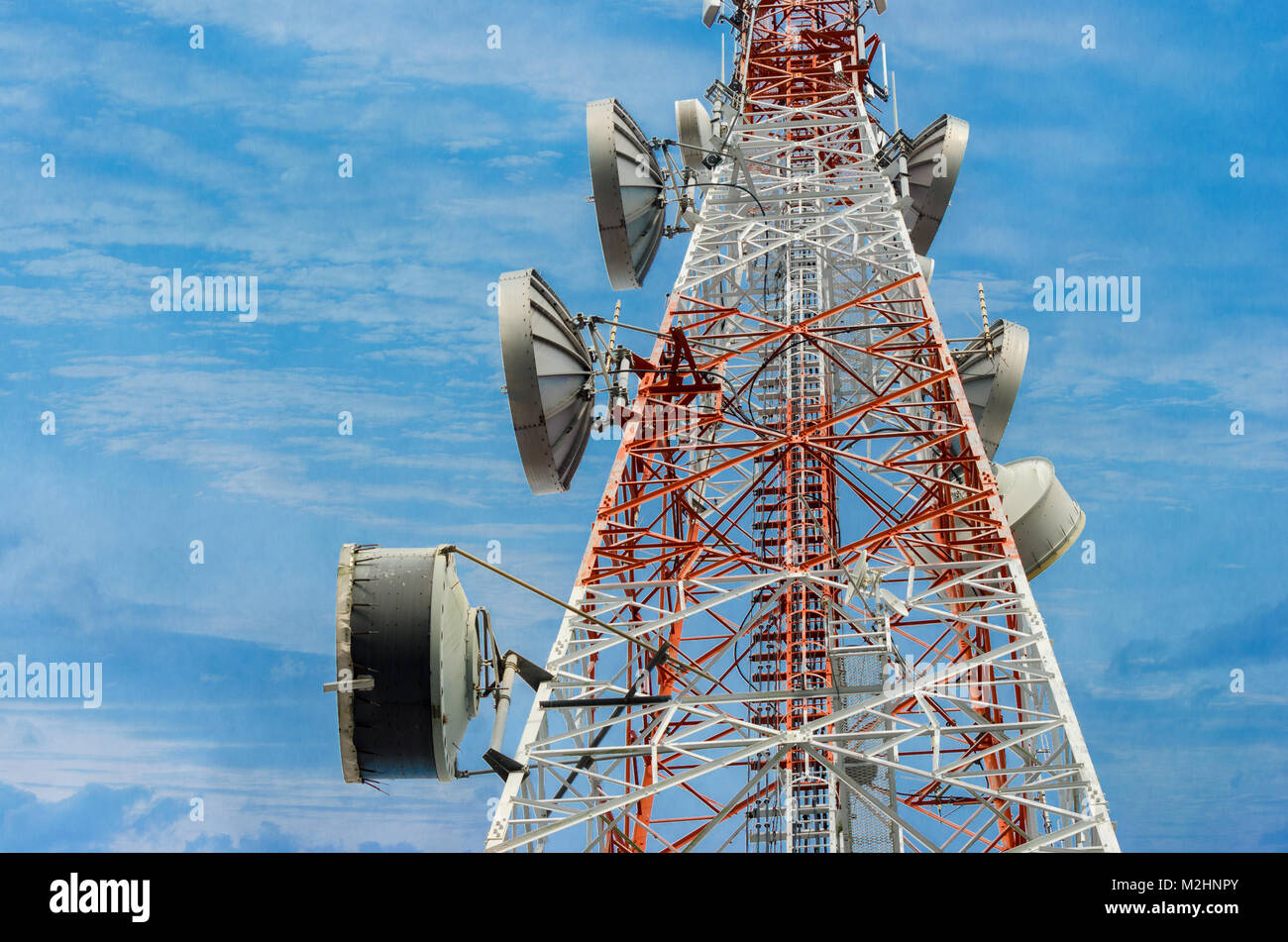 Torre di telecomunicazioni antenna nel cielo chiaro Foto Stock