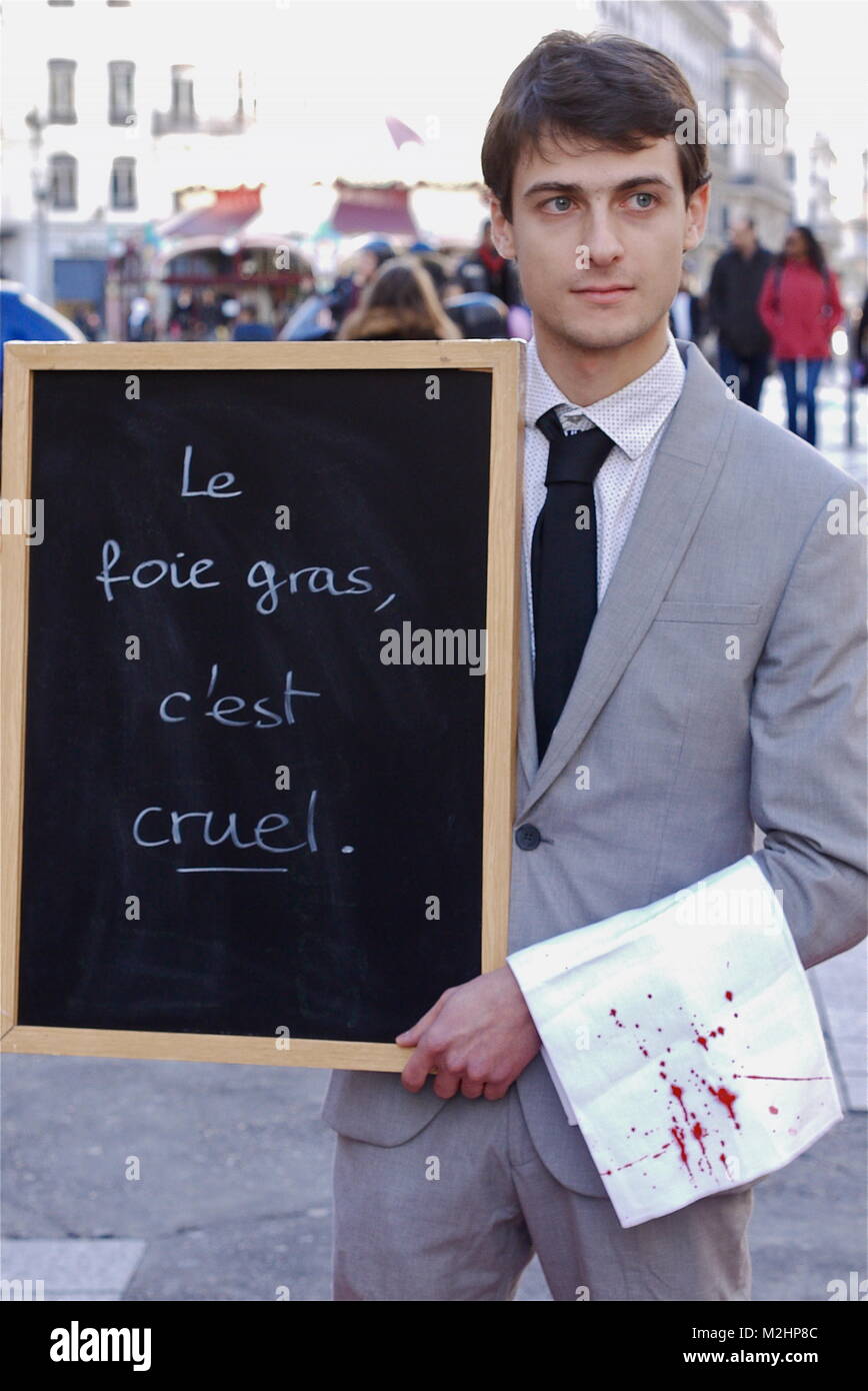 L214 attivisti vegan protesta contro il foie gras e forzare l'alimentazione delle oche, Lione, Francia Foto Stock