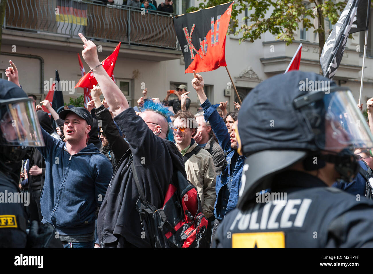 Oggi i militanti NPD si aggiravano per le strade di Berlino con l'anti-nazista protesta a dettare slogan. Foto Stock