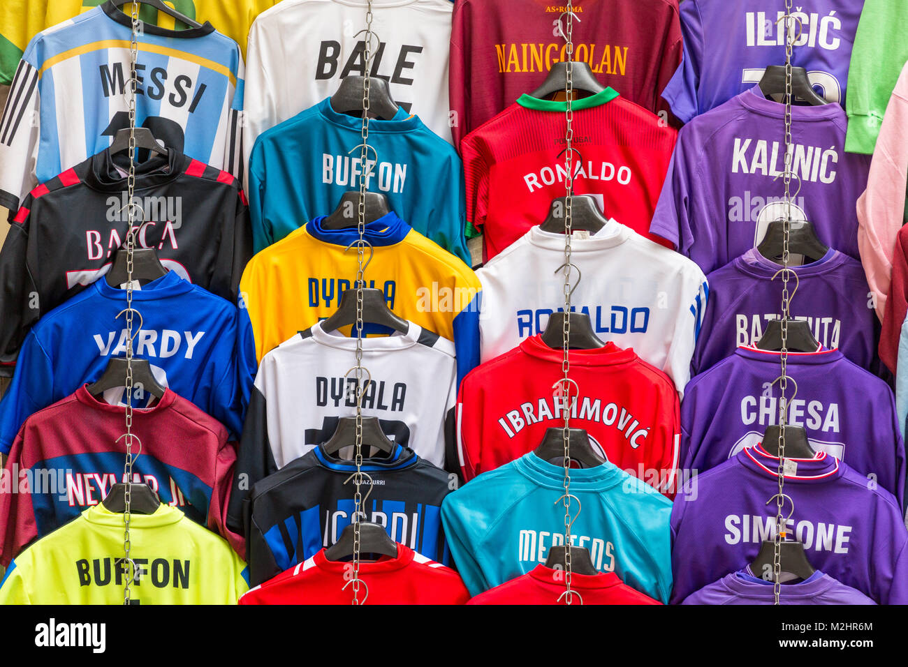 Maglie da calcio con i nomi dei giocatori di calcio per la vendita in stallo delle vendite, Firenze, Italia Foto Stock