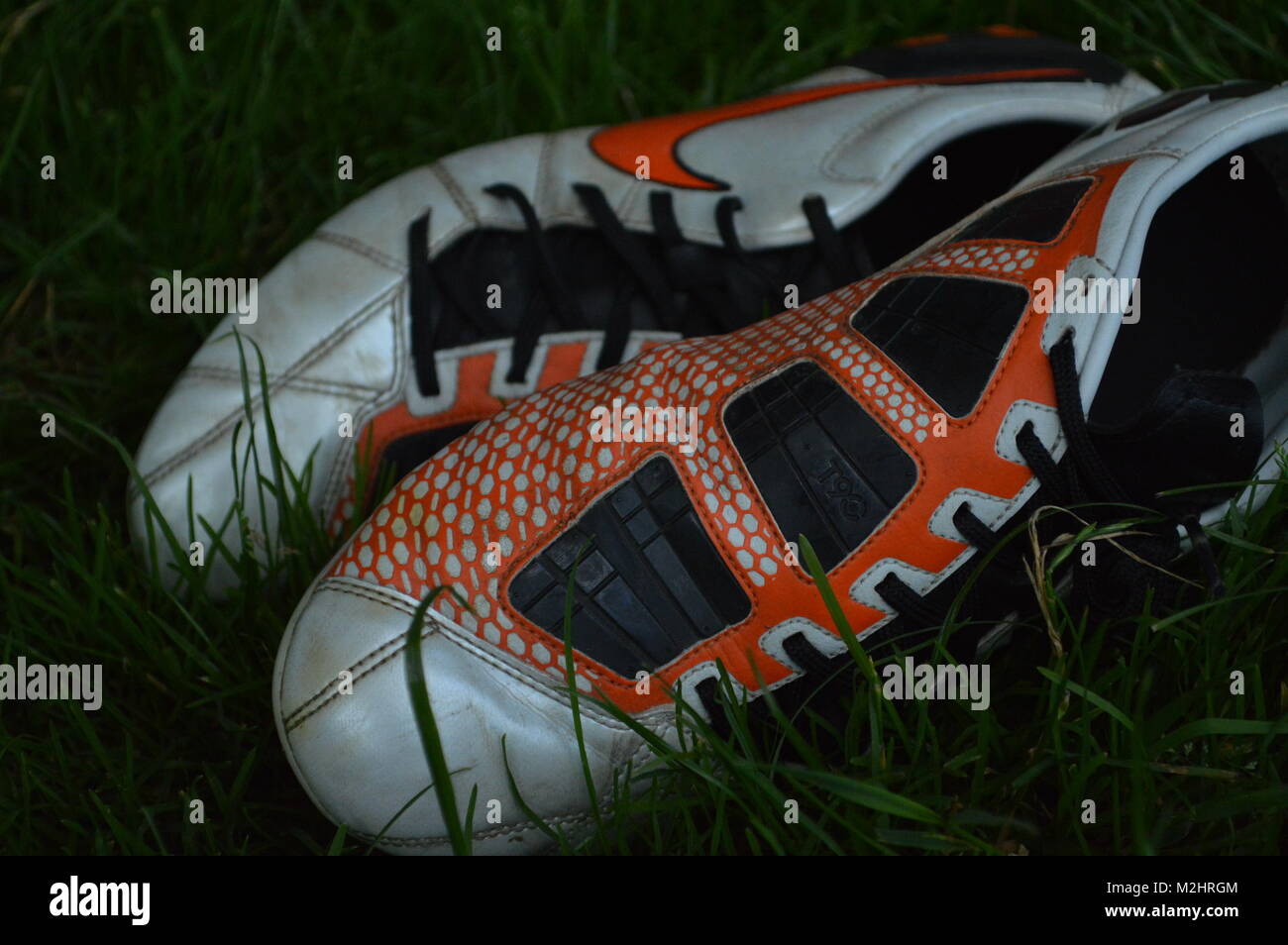 Arancione e bianco scarpe da calcio Foto Stock