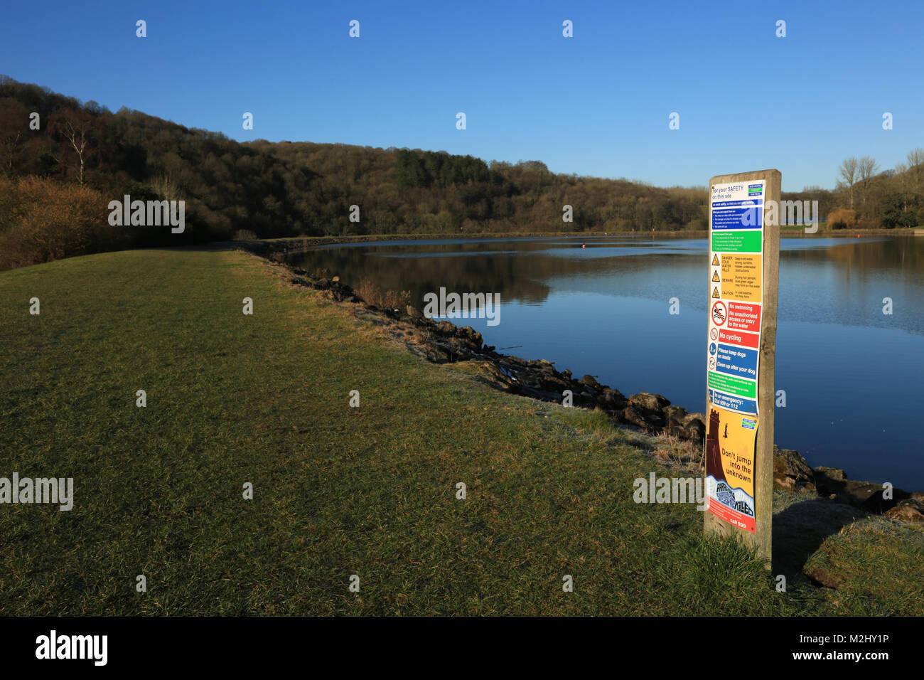 Avviso / segnali di informazione sulle rive del serbatoio Trimpley vicino a Bewdley, Worcestershire, Regno Unito. Foto Stock