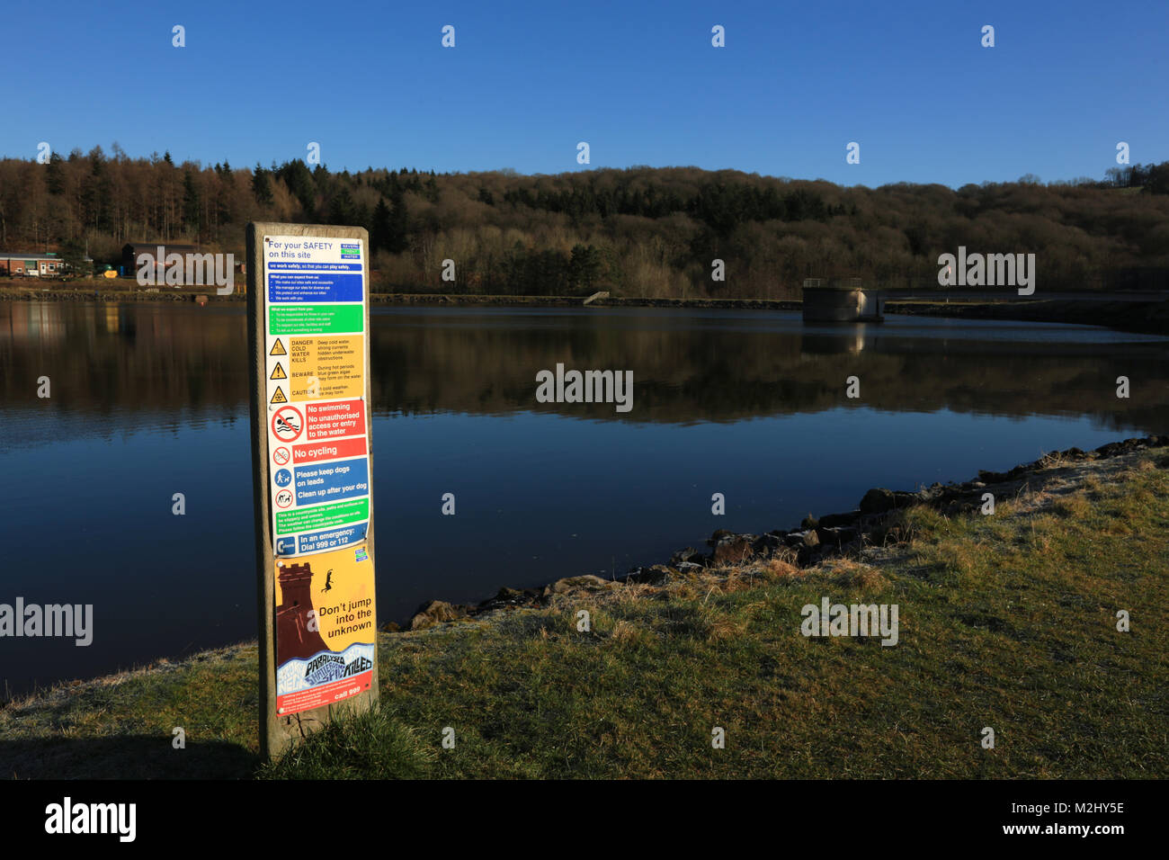 Avviso / segnali di informazione sulle rive del serbatoio Trimpley vicino a Bewdley, Worcestershire, Regno Unito. Foto Stock