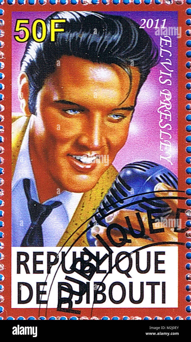 Gibuti - circa 2011: un francobollo stampato nella Repubblica di Gibuti che mostra una illustrazione di Elvis Presley tenendo un microfono, circa 2011 Foto Stock