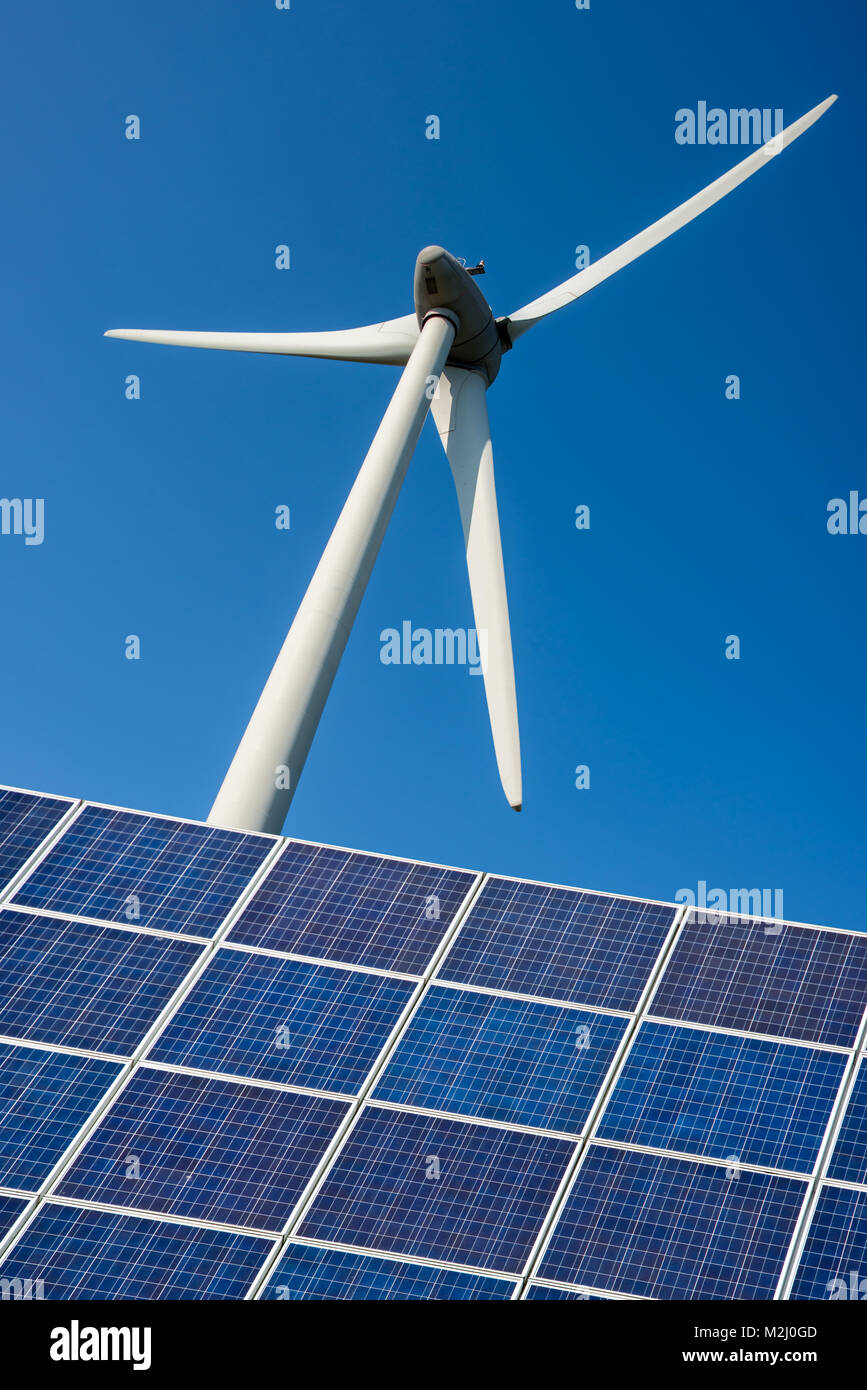 Blu celle solari e la turbina eolica, ambiente e cambiamento climatico concept Foto Stock