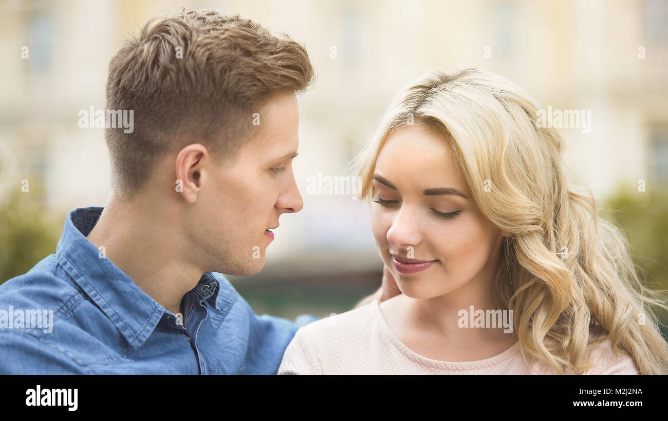 Uomo che guarda un bel giovane donna appassionatamente, rapporto romantico, data video stock Foto Stock