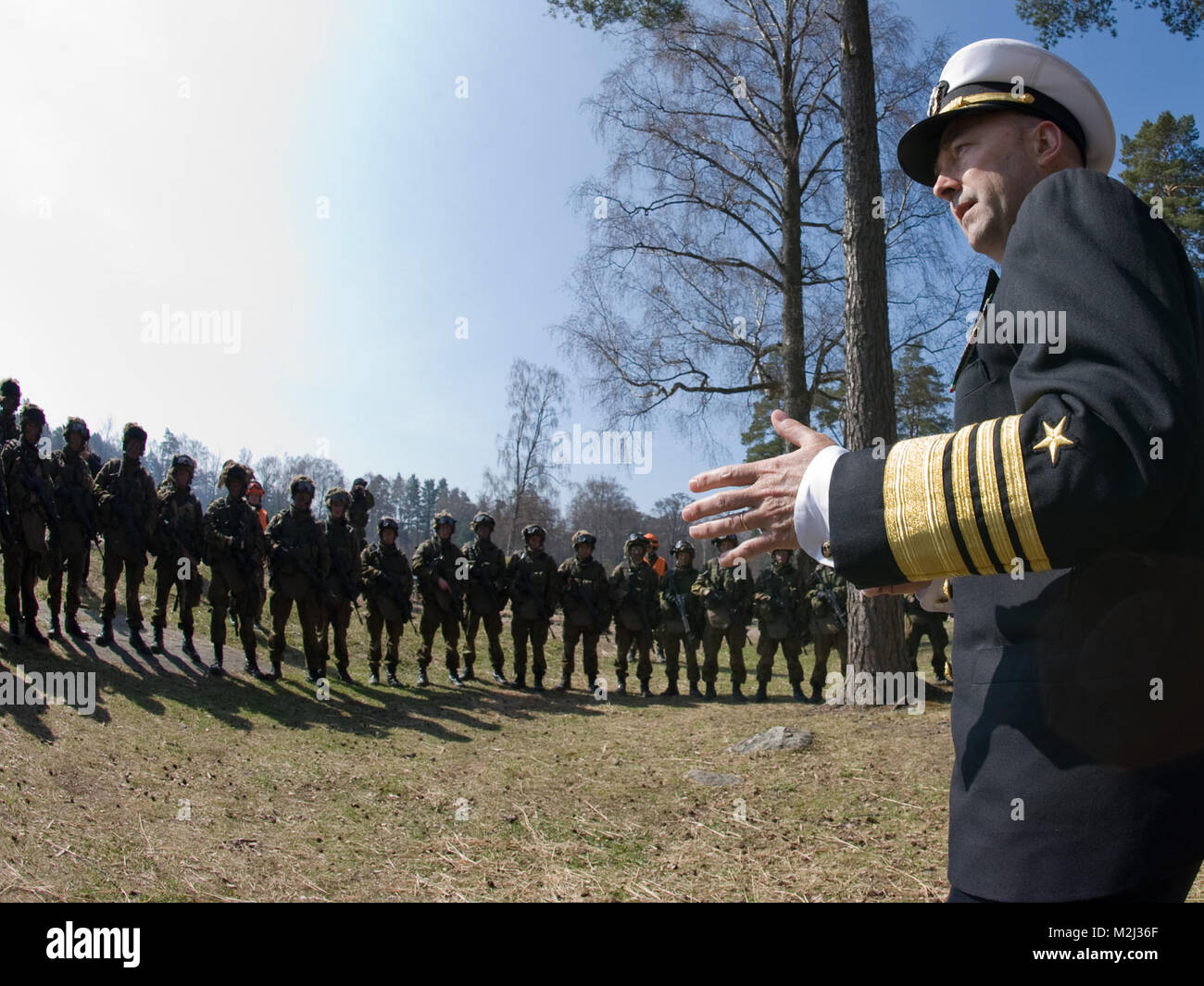 Admiral James G. indirizzi Stavridis soldati di leva dell'esercito finlandese dopo un live-fire manifestazione a Helsinki il 12 maggio 2010. Adm. Stavridis colloqui con il finlandese soldati di leva da EUCOM Foto Stock