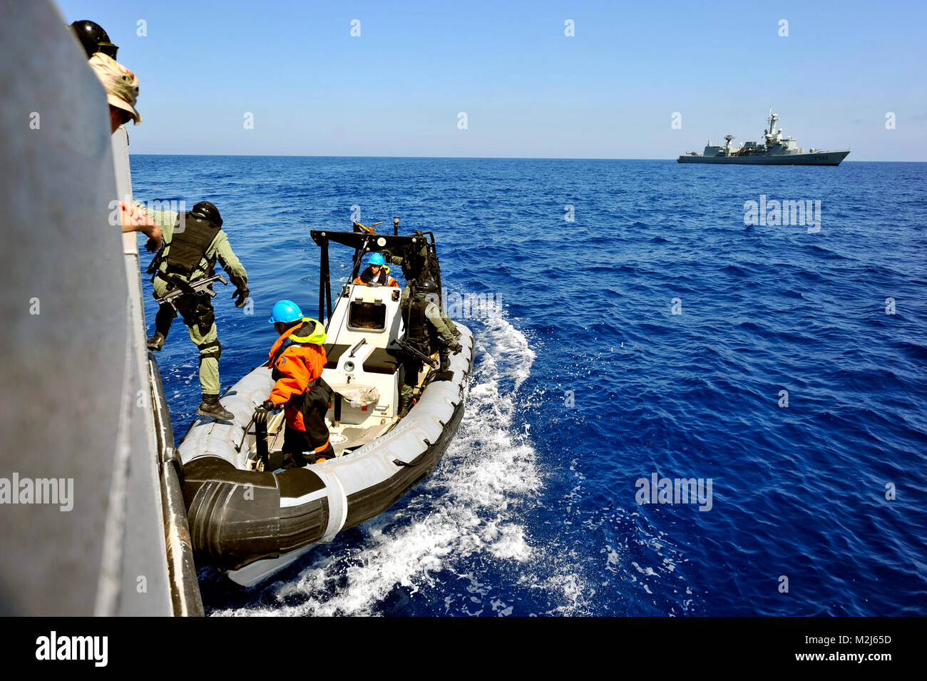 100521-N-3674H-244 Mare Mediterraneo (21 maggio 2010) spagnolo marines dal Descubierta-classe corvette SPS Infanta Elena (P 76) si dipartono U.S. Navy Landing Craft Utility (LCU) 1660 nel mar Mediterraneo durante una visita, scheda, ricerca e sequestro (VBSS) trapanare come parte di esercizio Phoenix Express 2010. PE-10 mira a migliorare la sicurezza marittima e la sicurezza nel mare Mediterraneo attraverso una maggiore interoperabilità e la cooperazione tra i partner regionali provenienti da Africa, Europa e Stati Uniti. (U.S. Foto di Marina di Massa lo specialista di comunicazione 2a classe Giovanni Hulle/RILASCIATO) Spagnolo marines partono U Foto Stock