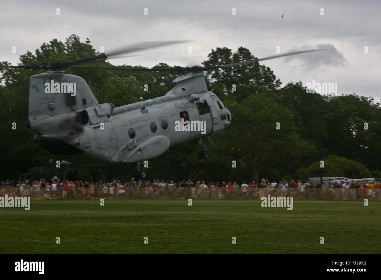 Prato Est, N.Y. - Un CH-46 Sea Knight per elicotteri e un AH-1W Super Cobra volare sul prato Est, N.Y. durante un raid in elicottero dimostrazione effettuata dai marines di Special Purpose Marine Air Ground Task Force New York maggio 29. Più di 3.000 marines, marinai e la costa guardie saranno nella zona che partecipano nella comunicazione alla comunità eventi e dimostrazioni delle attrezzature. Questo è il ventiseiesimo anno New York City ha ospitato il mare Servizi Flotta per settimana. (Gazzetta Marine Corps photo by Lance Cpl. Jad Sleiman) - Una MV-22 Ospery si prepara a prendere il via a seguito di un elicottero raid perfo di dimostrazione Foto Stock Prato Est, N.Y. - Un CH-46 Sea Knight per elicotteri e un AH-1W Super Cobra volare sul prato Est, N.Y. durante un raid in elicottero dimostrazione effettuata dai marines di Special Purpose Marine Air Ground Task Force New York maggio 29. Più di 3.000 marines, marinai e la costa guardie saranno nella zona che partecipano nella comunicazione alla comunità eventi e dimostrazioni delle attrezzature. Questo è il ventiseiesimo anno New York City ha ospitato il mare Servizi Flotta per settimana. (Gazzetta Marine Corps photo by Lance Cpl. Jad Sleiman) - Una MV-22 Ospery si prepara a prendere il via a seguito di un elicottero raid perfo di dimostrazione Foto Stock