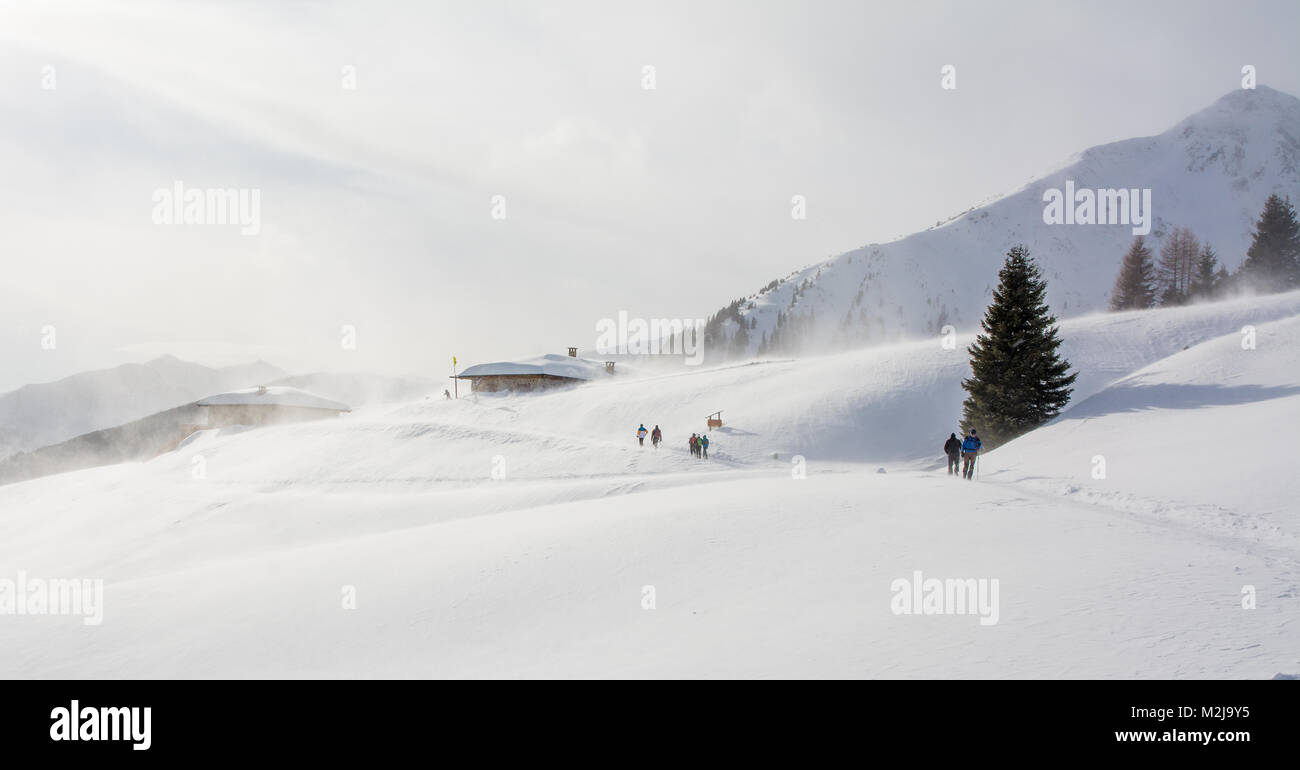 Gli escursionisti di sci in condizioni di scarsa visibilità a causa di una tempesta di neve nel Tirolo del sud montagne in inverno. Italia Foto Stock