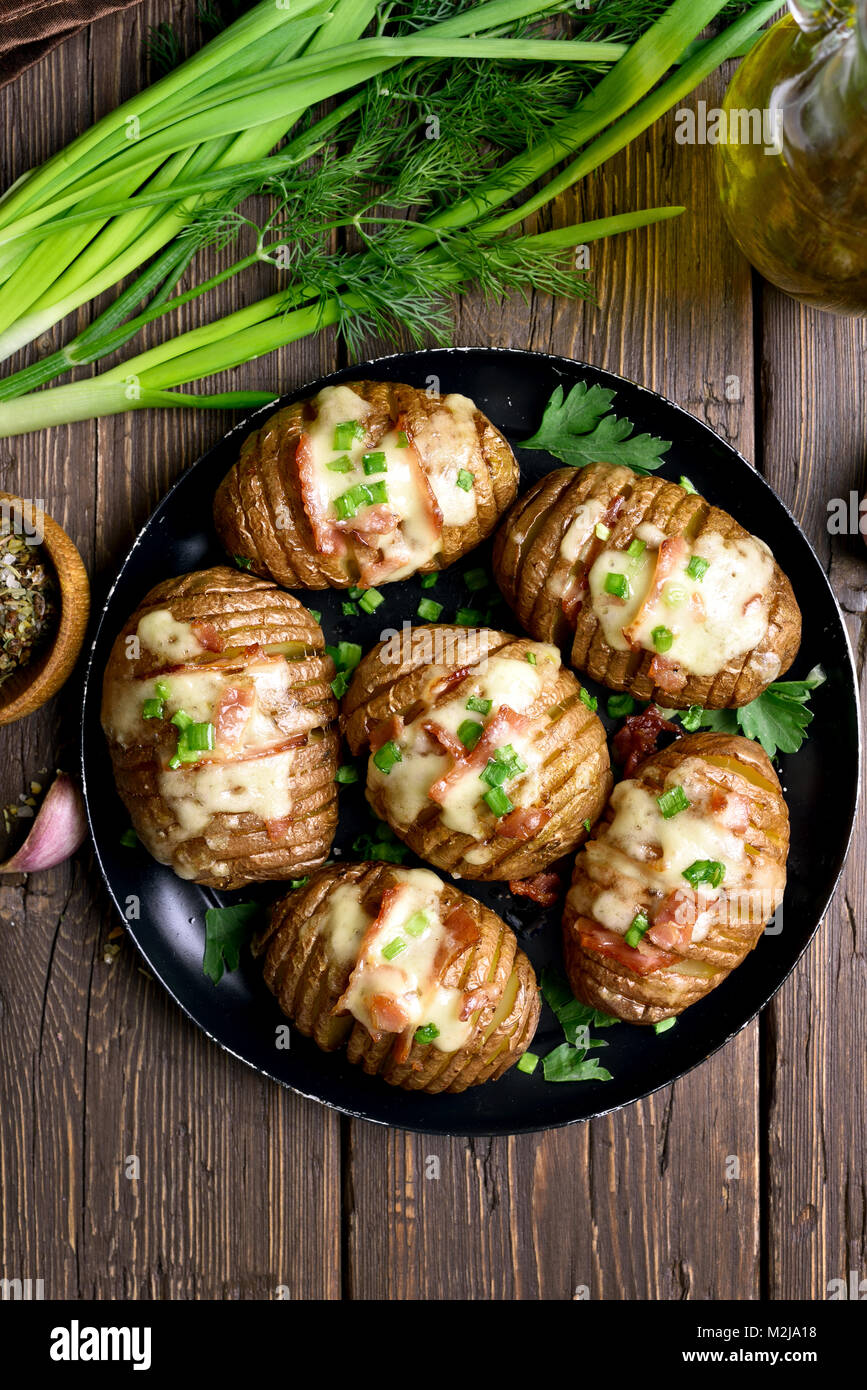 Ripiene Patate Al Forno Con Pancetta Cipolla Verde E Formaggio Su Sfondo Di Legno Vista Superiore Laici Piatta Foto Stock Alamy